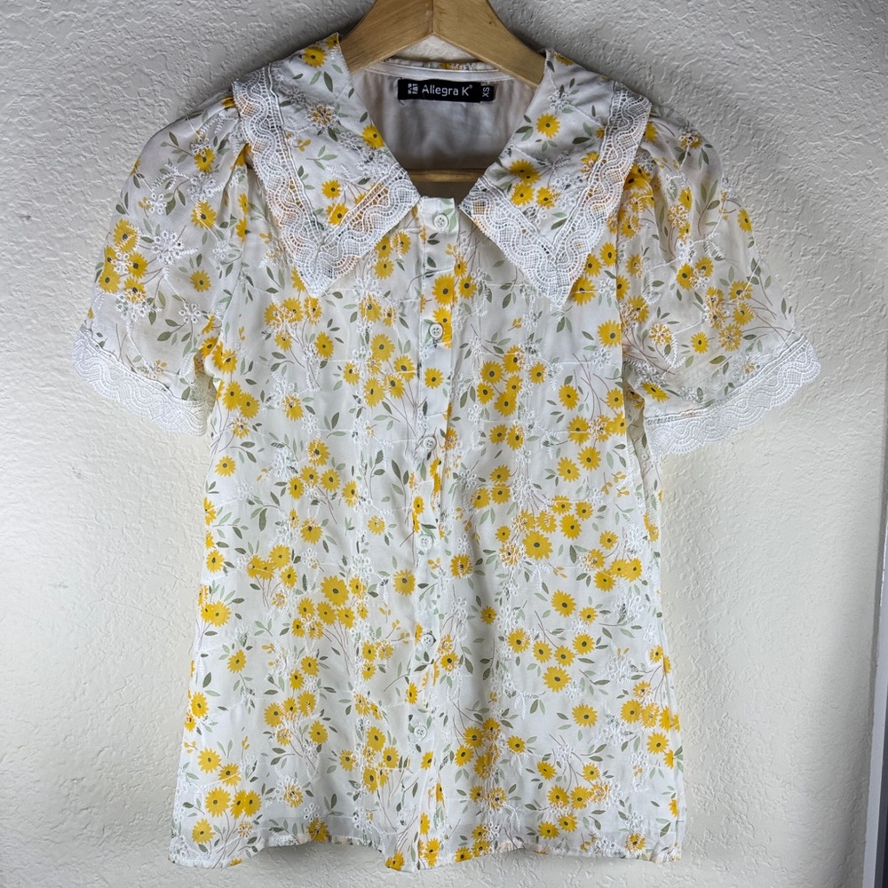 Allegra K White Blouse with Yellow Daisy Print & Lace Collar